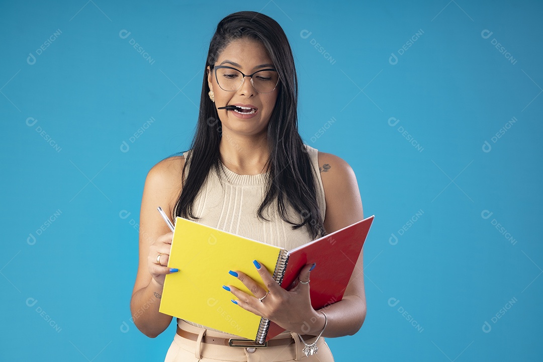 Mulher linda maravilhosa estudando