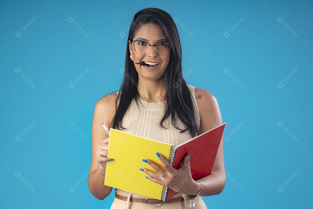 Mulher linda maravilhosa estudando