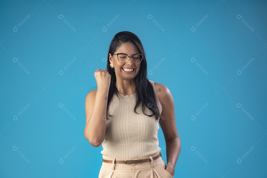 Mulher linda maravilhosa sorrindo e usando óculos