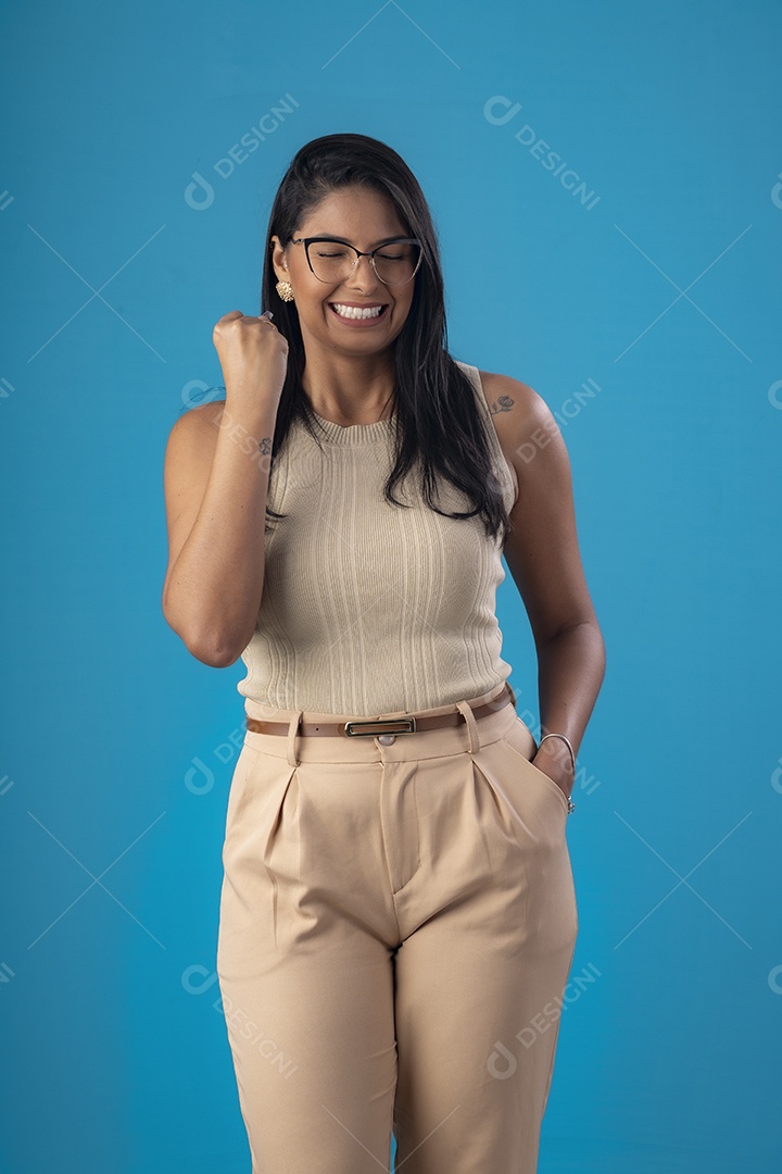 Mulher linda maravilhosa sorrindo e usando óculos