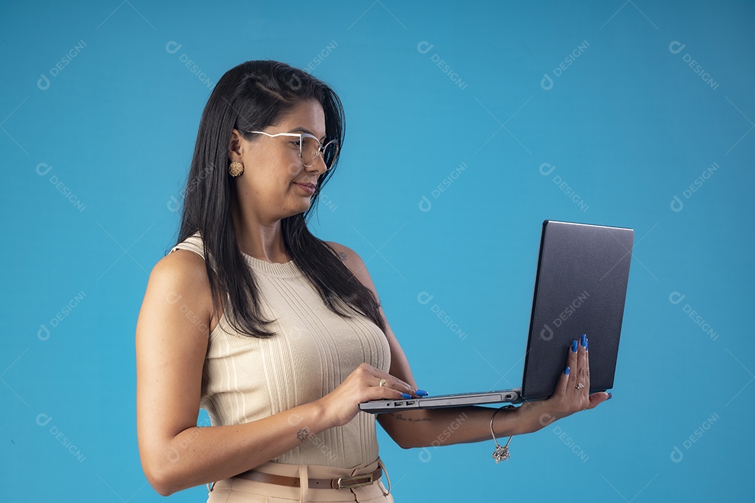 Mulher maravilhosa linda usando notebook para trabalho