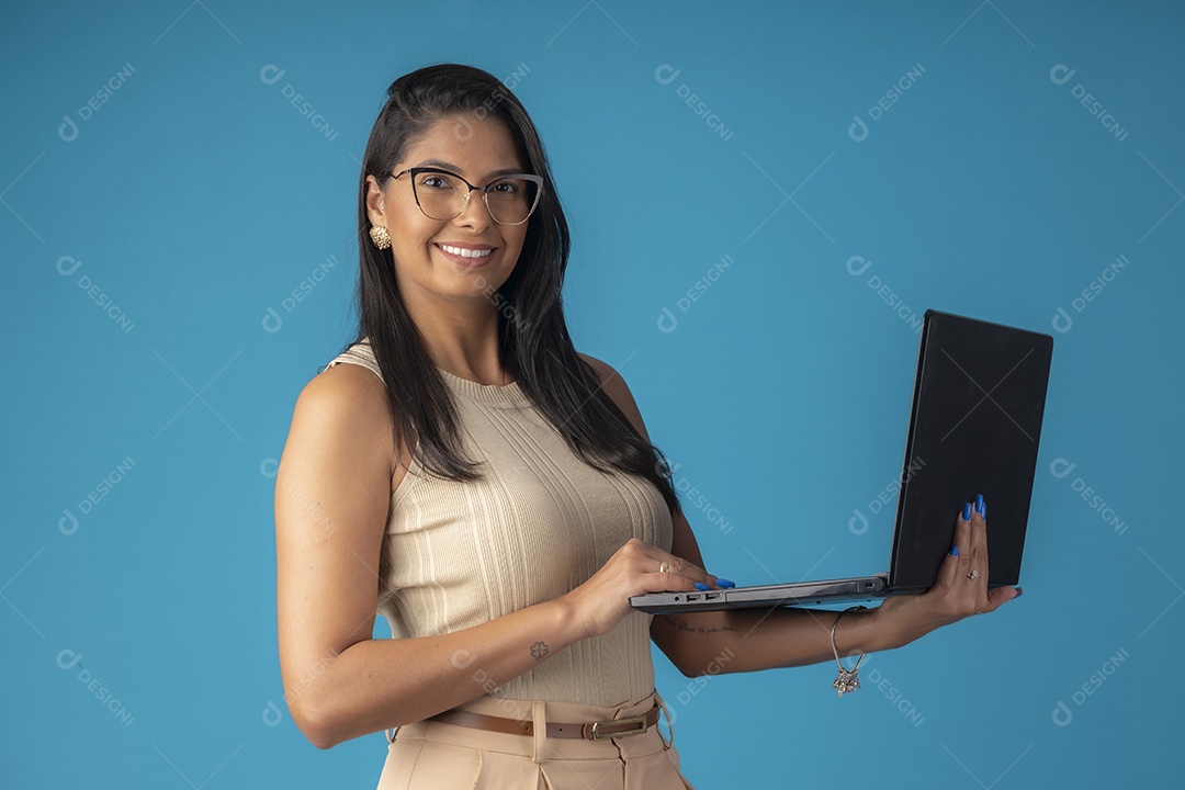 Mulher maravilhosa linda usando notebook para trabalho