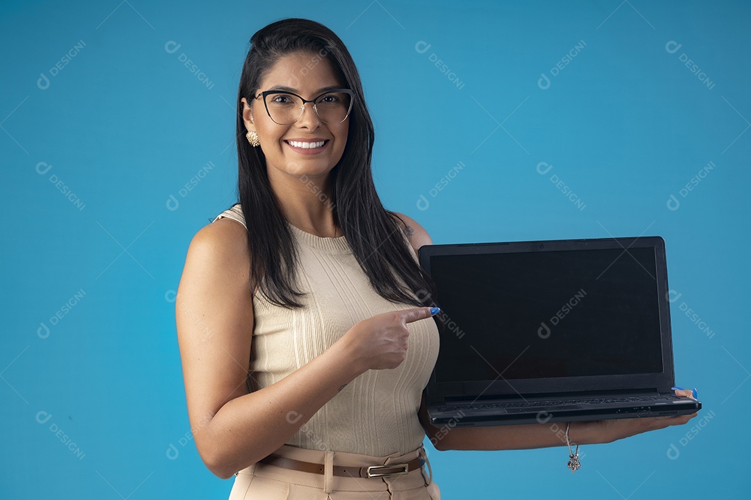 Mulher linda maravilhosa usando notebook para trabalho