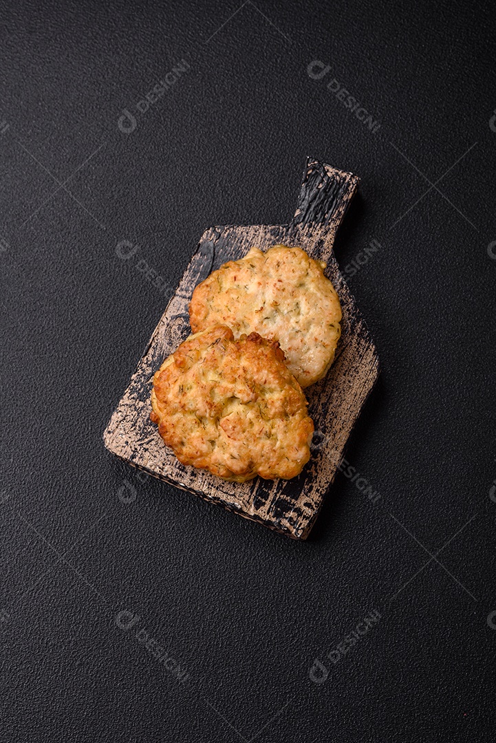 Delicioso filé de frango fatiado e assado com molho teriyaki, sal, especiarias e sementes de gergelim