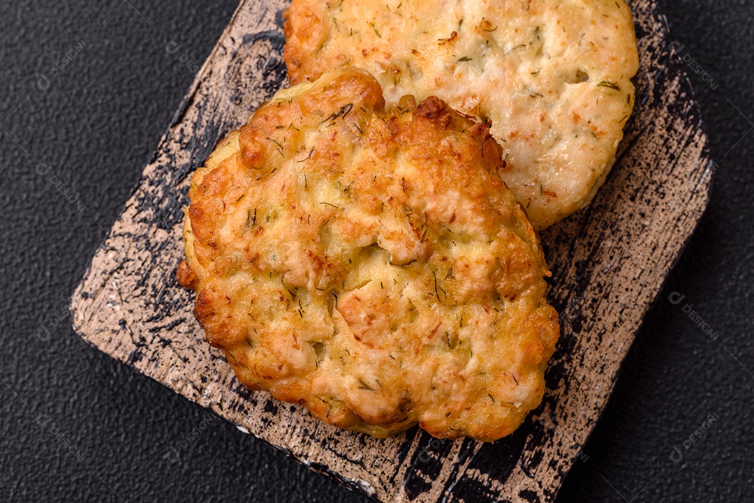 Delicioso filé de frango fatiado e assado com molho teriyaki, sal, especiarias e sementes de gergelim