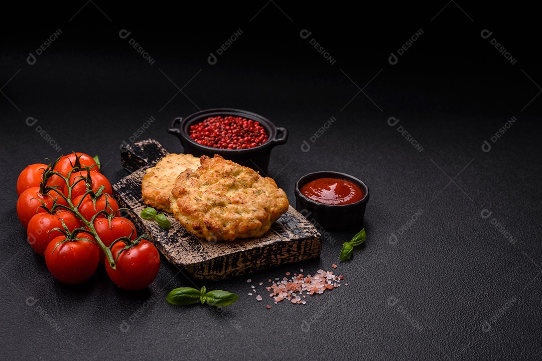Delicioso filé de frango fatiado e assado com molho teriyaki, sal, especiarias e sementes de gergelim