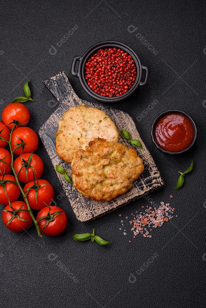 Delicioso filé de frango fatiado e assado com molho teriyaki, sal, especiarias e sementes de gergelim