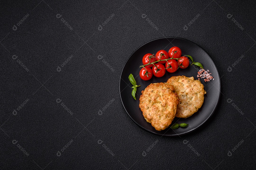 Delicioso filé de frango fatiado e assado com molho teriyaki, sal, especiarias e sementes de gergelim