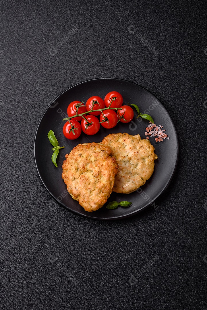 Delicioso filé de frango fatiado e assado com molho teriyaki, sal, especiarias e sementes de gergelim