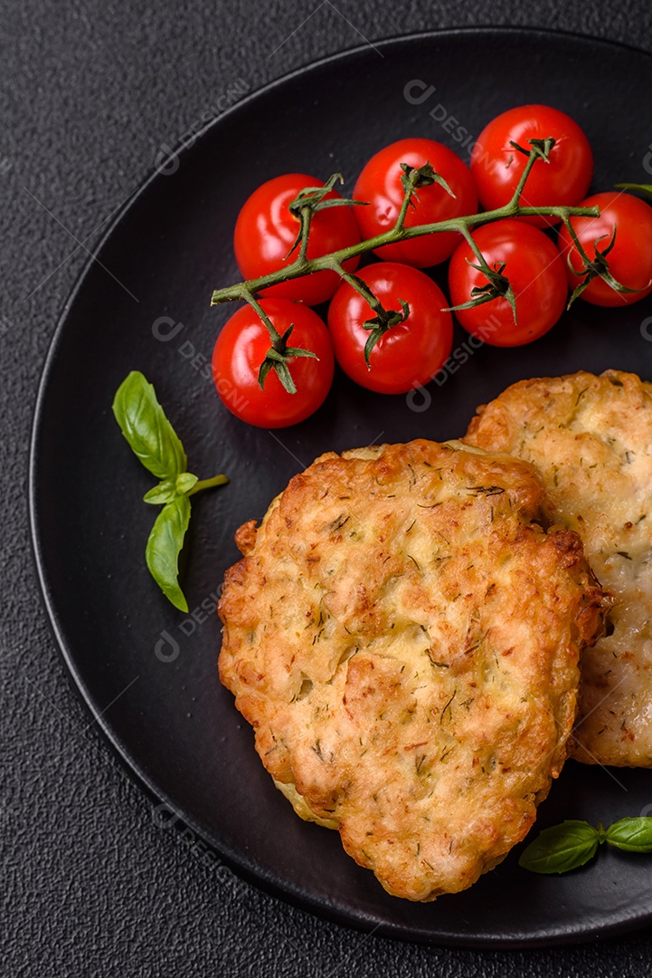 Delicioso filé de frango fatiado e assado com molho teriyaki, sal, especiarias e sementes de gergelim