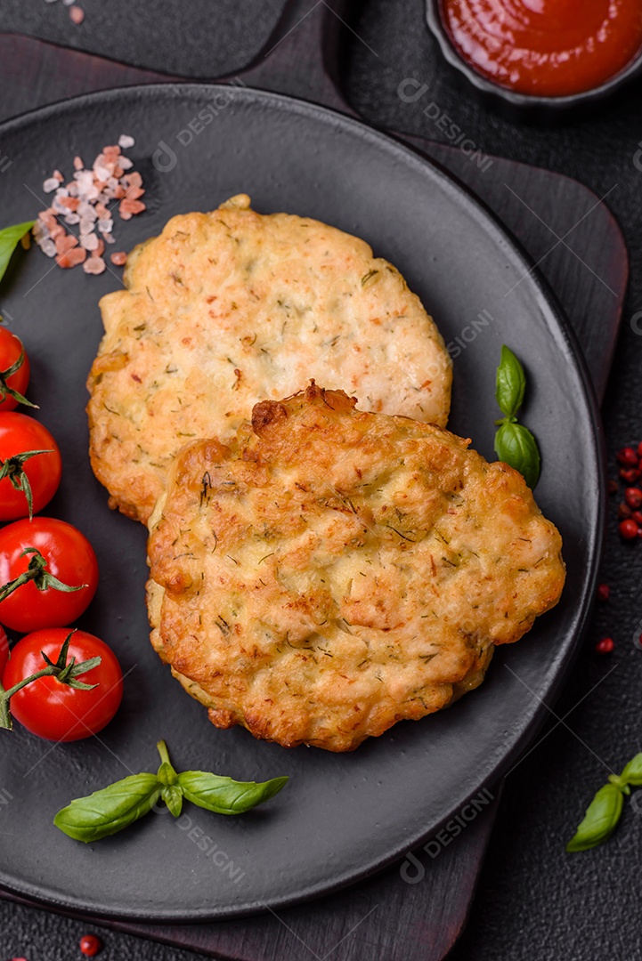Delicioso filé de frango fatiado e assado com molho teriyaki, sal, especiarias e sementes de gergelim
