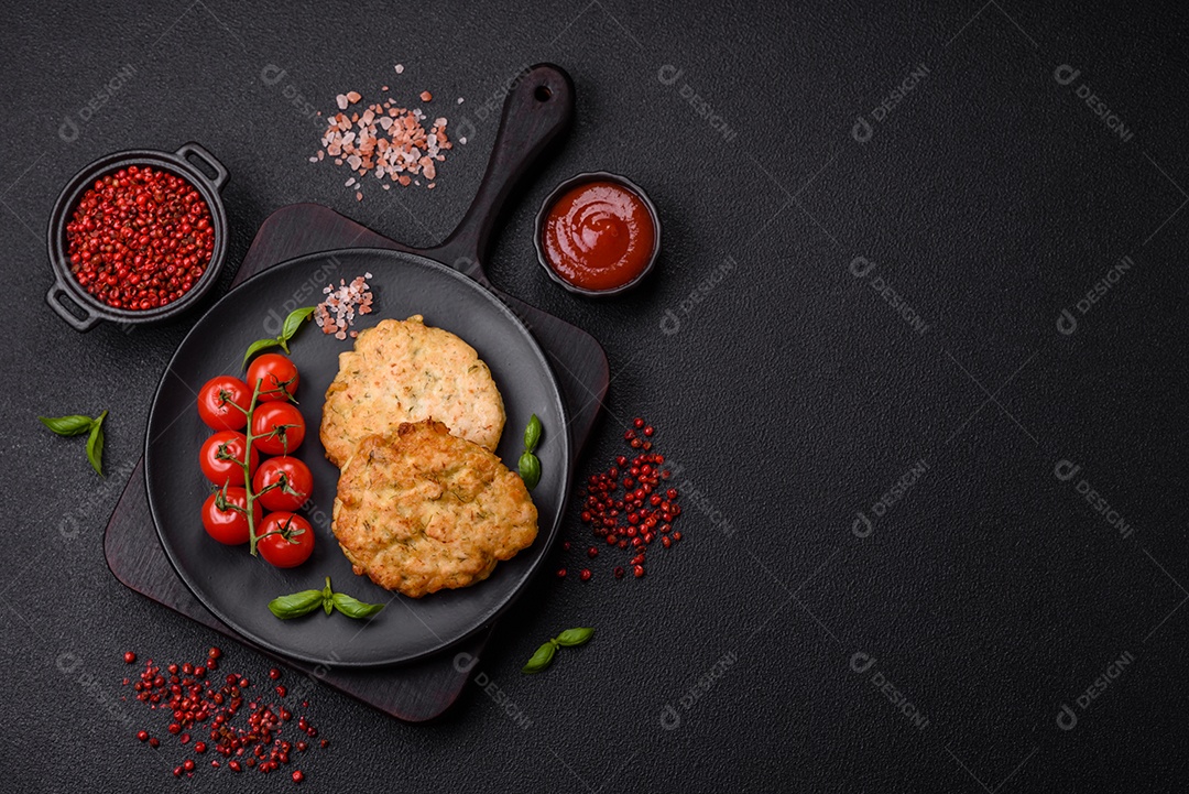 Delicioso filé de frango fatiado e assado com molho teriyaki, sal, especiarias e sementes de gergelim