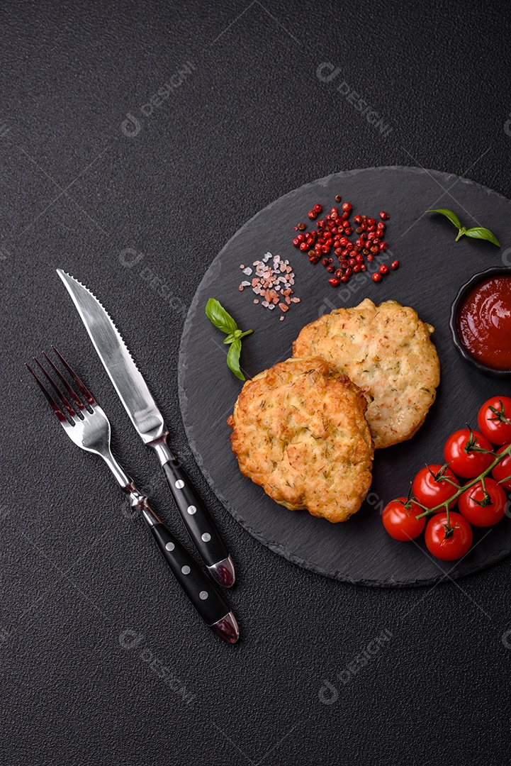 Delicioso filé de frango fatiado e assado com molho teriyaki, sal, especiarias e sementes de gergelim