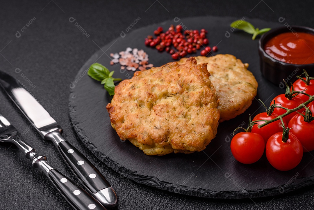 Delicioso filé de frango fatiado e assado com molho teriyaki, sal, especiarias e sementes de gergelim