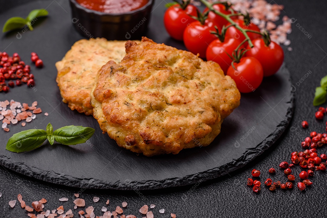 Delicioso filé de frango fatiado e assado com molho teriyaki, sal, especiarias e sementes de gergelim