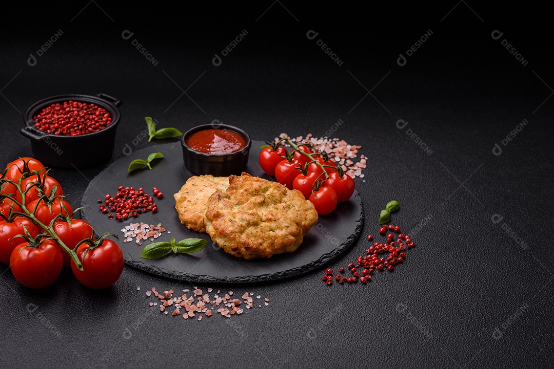 Delicioso filé de frango fatiado e assado com molho teriyaki, sal, especiarias e sementes de gergelim