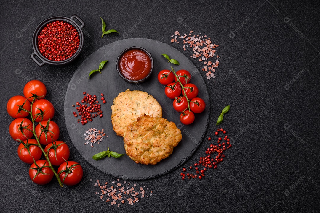 Delicioso filé de frango fatiado e assado com molho teriyaki, sal, especiarias e sementes de gergelim