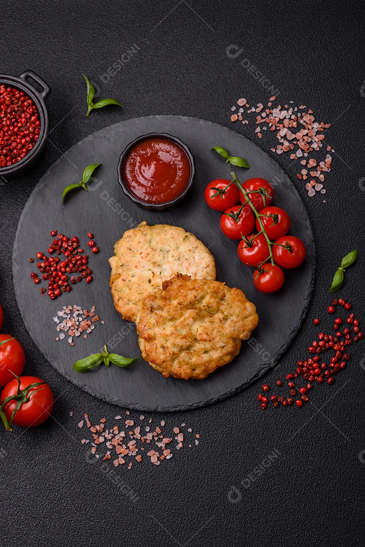 Delicioso filé de frango fatiado e assado com molho teriyaki, sal, especiarias e sementes de gergelim