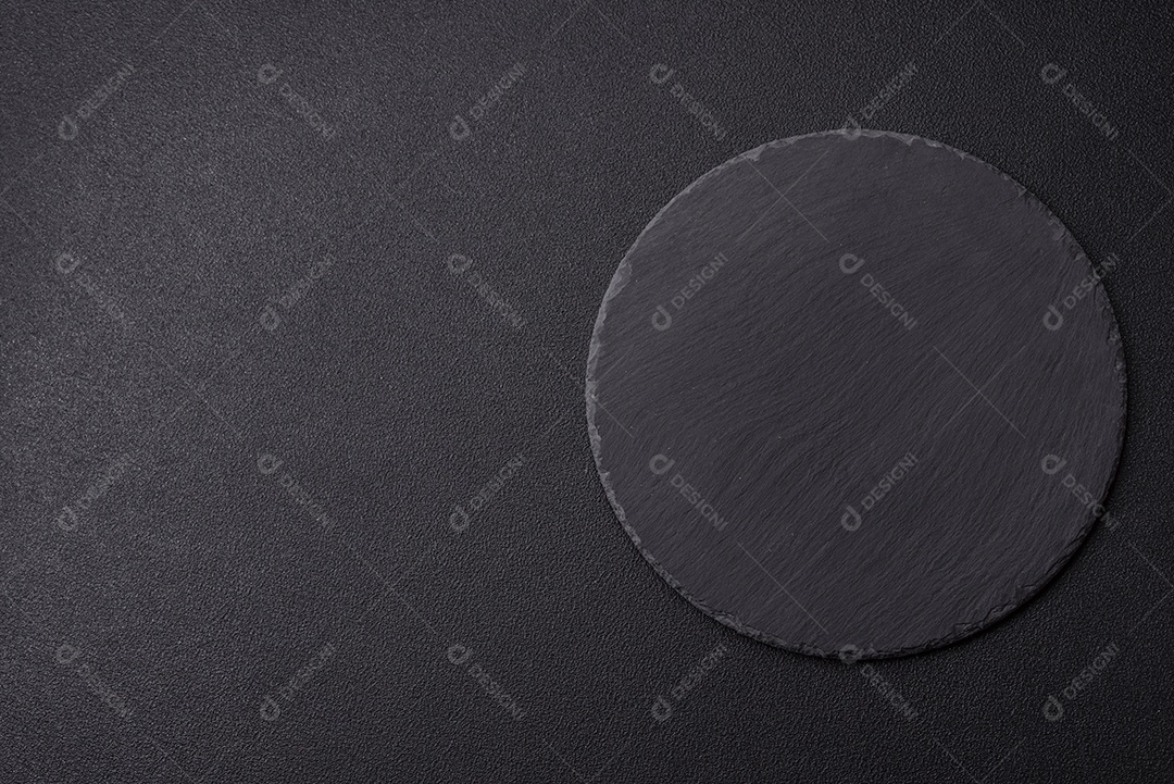 Placa de ardósia redonda vazia para modelo. Cozinhar, alimentação saudável ou conceito vegetariano