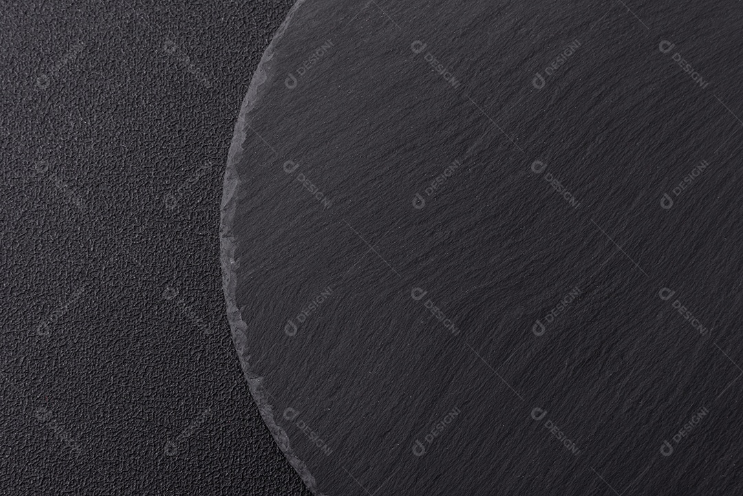 Placa de ardósia redonda vazia para modelo. Cozinhar, alimentação saudável ou conceito vegetariano