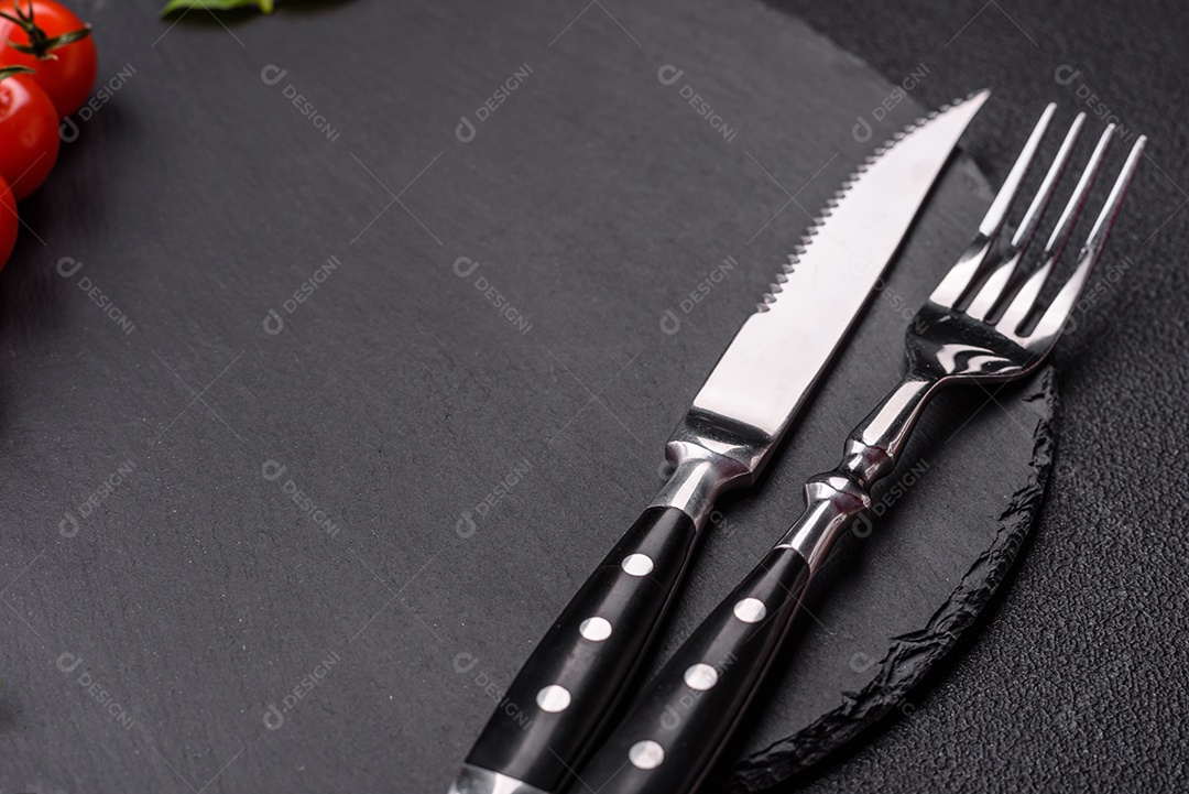 Placa de ardósia redonda vazia para modelo. Cozinhar, alimentação saudável ou conceito vegetariano