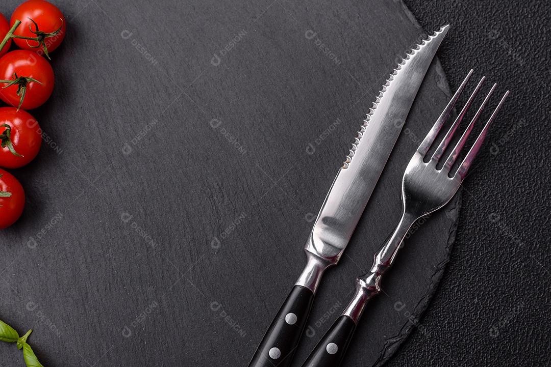 Placa de ardósia redonda vazia para modelo. Cozinhar, alimentação saudável ou conceito vegetariano