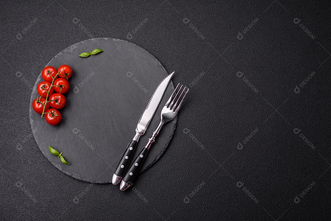 Placa de ardósia redonda vazia para modelo. Cozinhar, alimentação saudável ou conceito vegetariano