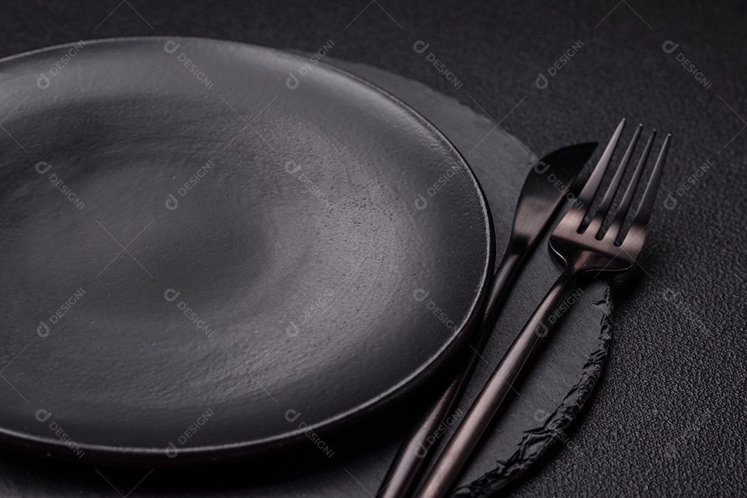 Placa de ardósia redonda vazia para modelo. Cozinhar, alimentação saudável ou conceito vegetariano