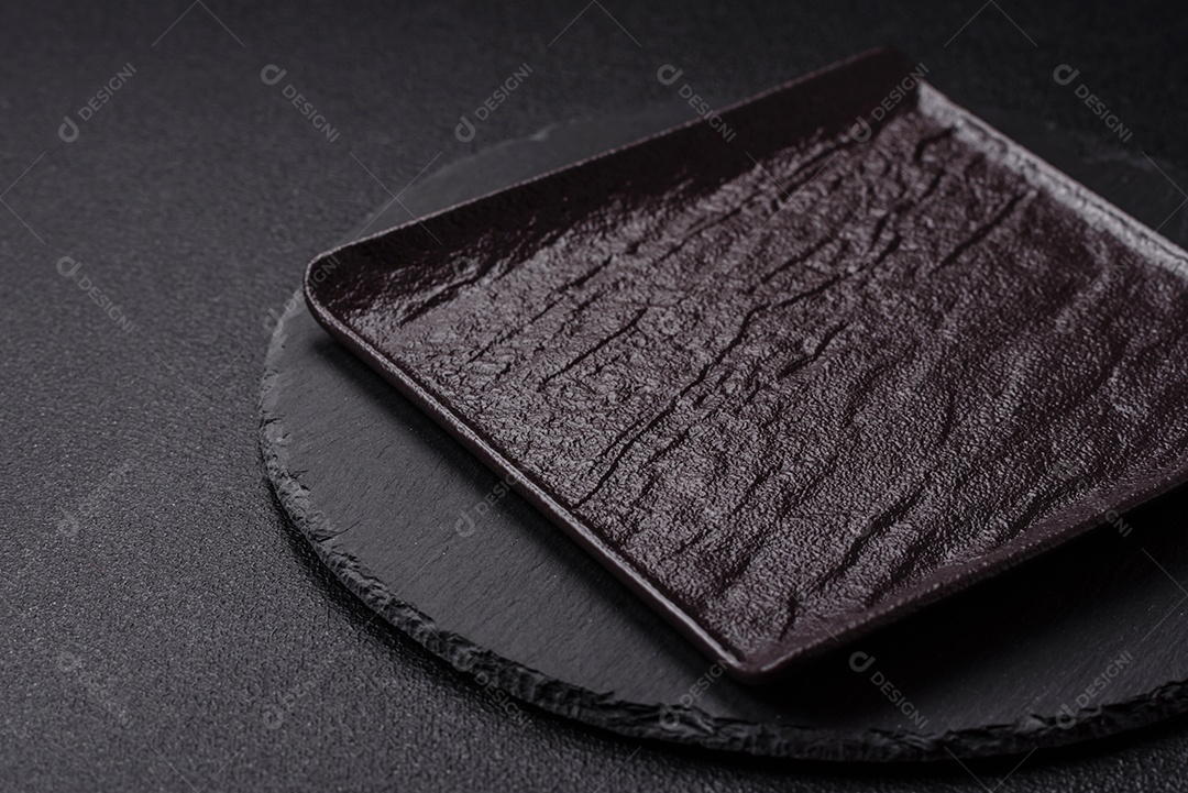 Placa de ardósia redonda vazia para modelo. Cozinhar, alimentação saudável ou conceito vegetariano