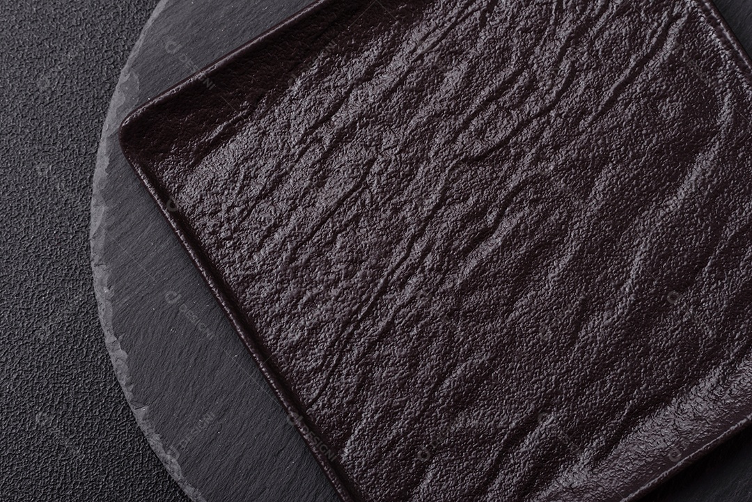 Placa de ardósia redonda vazia para modelo. Cozinhar, alimentação saudável ou conceito vegetariano