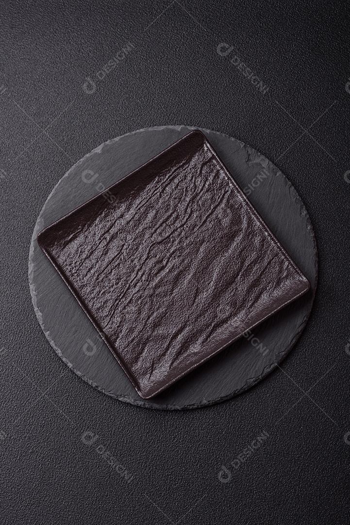 Placa de ardósia redonda vazia para modelo. Cozinhar, alimentação saudável ou conceito vegetariano