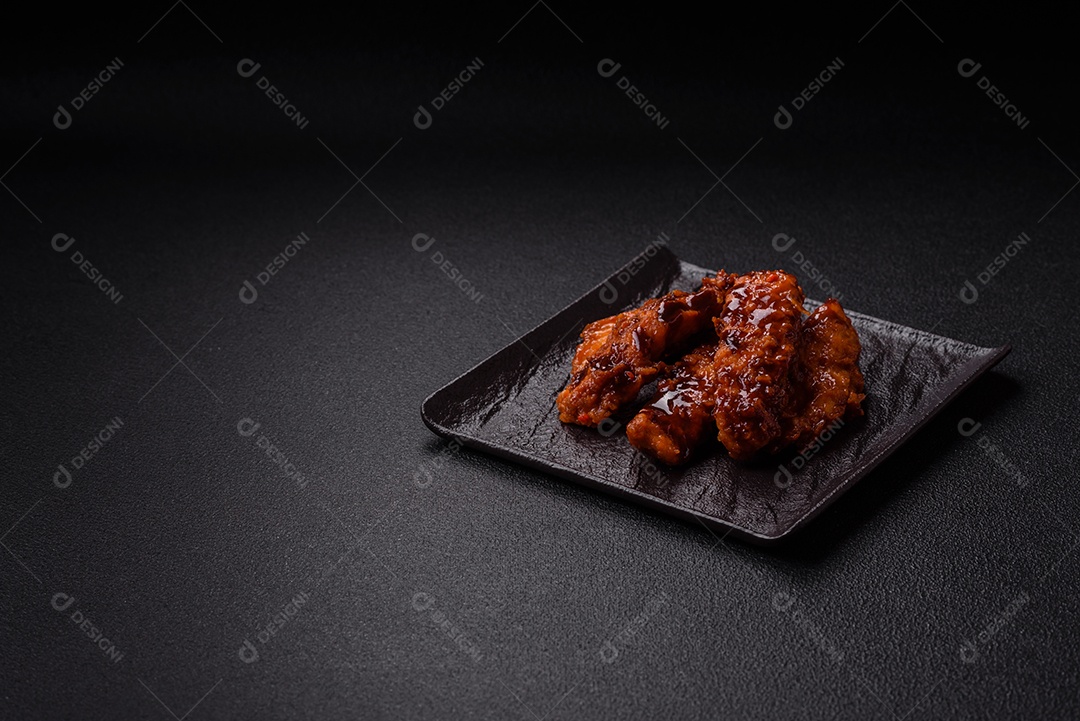 Delicioso filé de frango fatiado e assado com molho teriyaki, sal, especiarias e sementes de gergelim