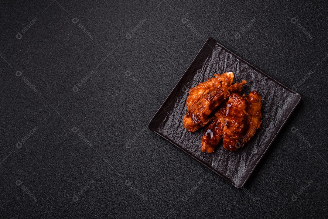 Delicioso filé de frango fatiado e assado com molho teriyaki, sal, especiarias e sementes de gergelim