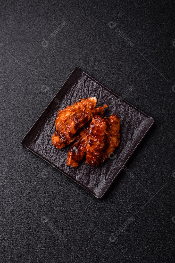 Delicioso filé de frango fatiado e assado com molho teriyaki, sal, especiarias e sementes de gergelim