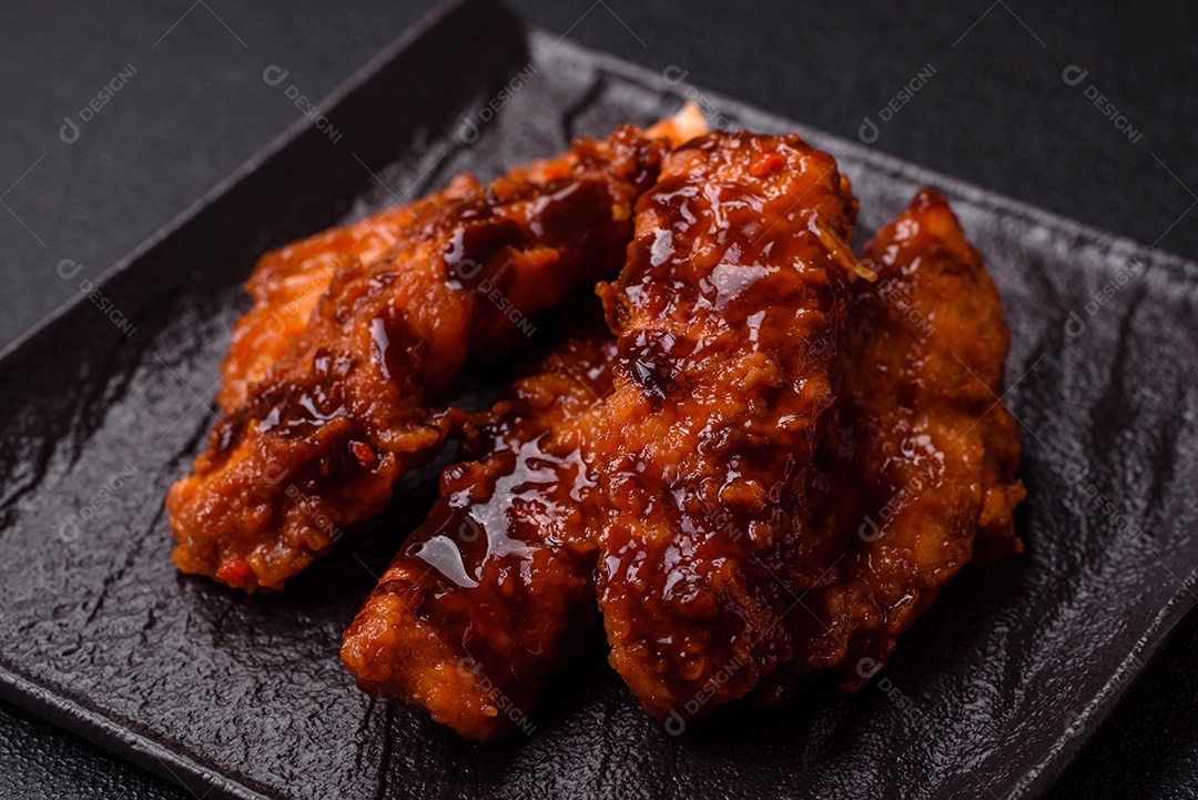 Delicioso filé de frango fatiado e assado com molho teriyaki, sal, especiarias e sementes de gergelim