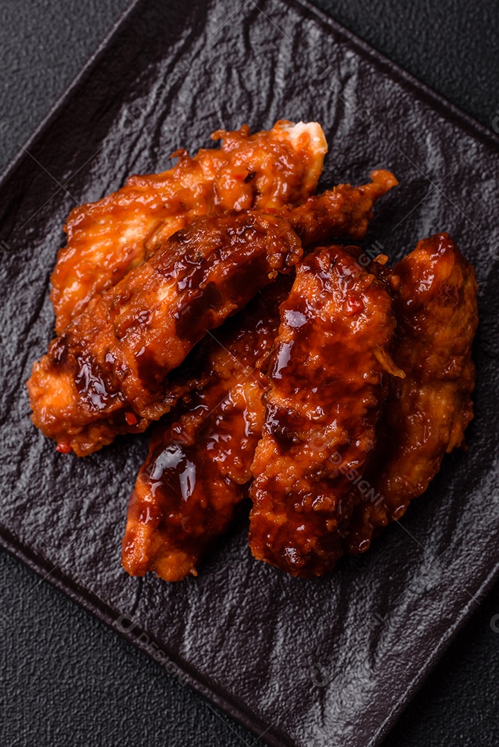Delicioso filé de frango fatiado e assado com molho teriyaki, sal, especiarias e sementes de gergelim