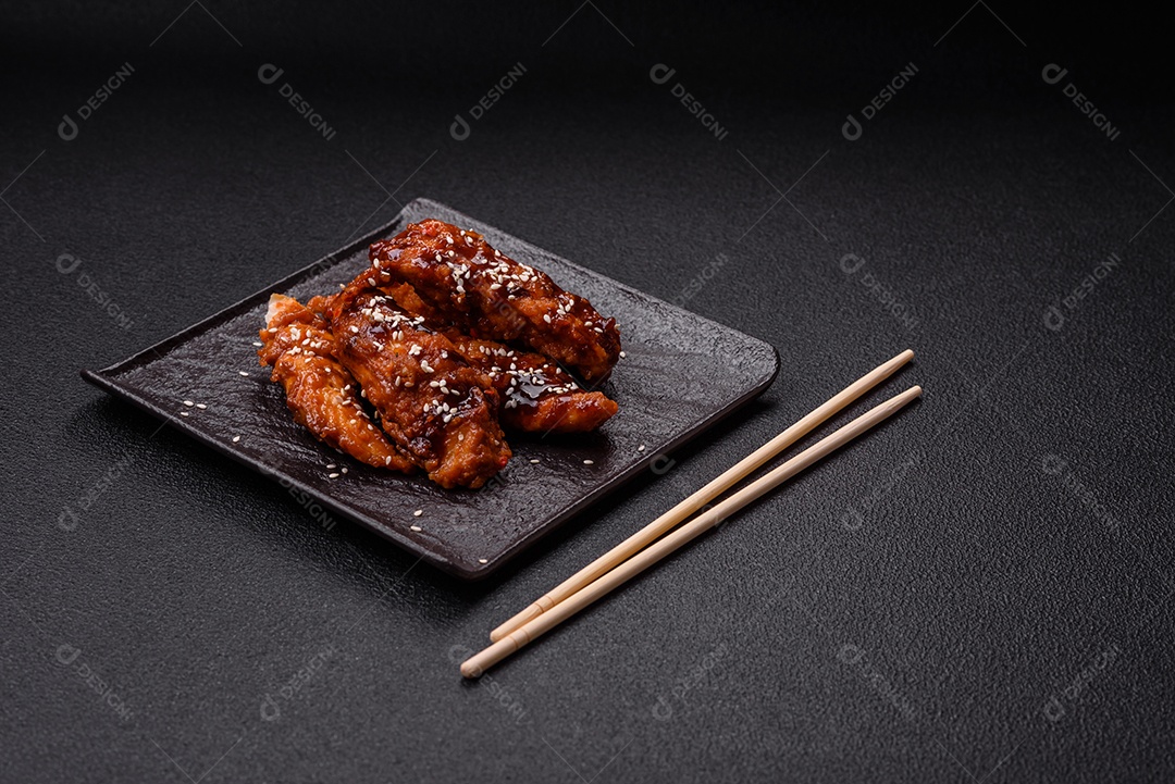 Delicioso filé de frango fatiado e assado com molho teriyaki, sal, especiarias e sementes de gergelim