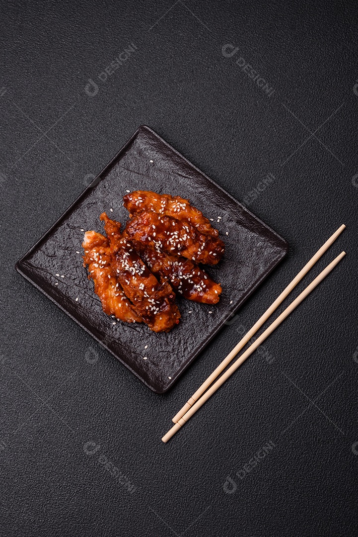 Delicioso filé de frango fatiado e assado com molho teriyaki, sal, especiarias e sementes de gergelim