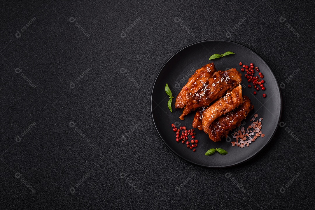 Delicioso filé de frango fatiado e assado com molho teriyaki, sal, especiarias e sementes de gergelim