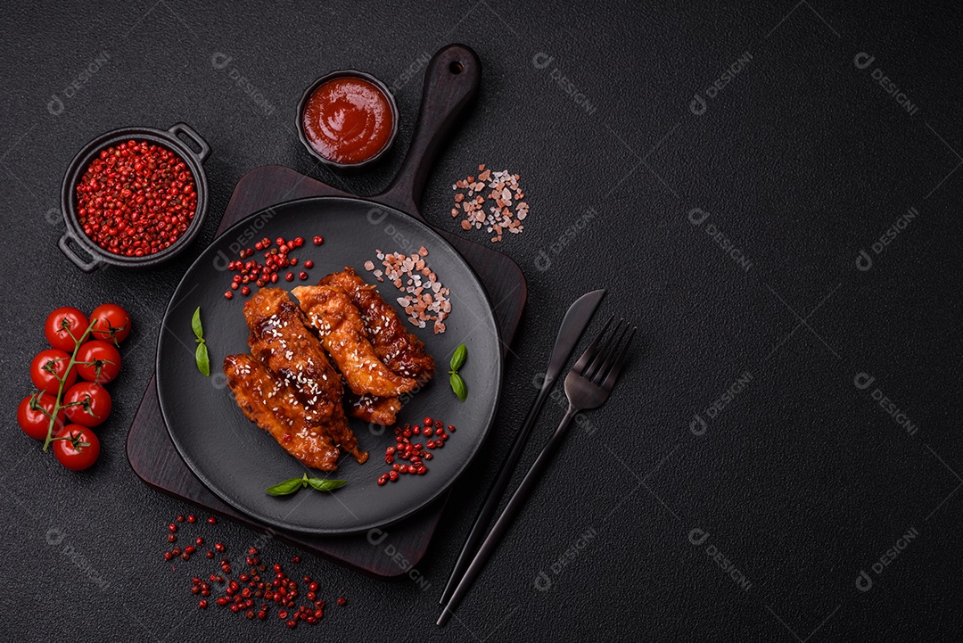 Delicioso filé de frango fatiado e assado com molho teriyaki, sal, especiarias e sementes de gergelim