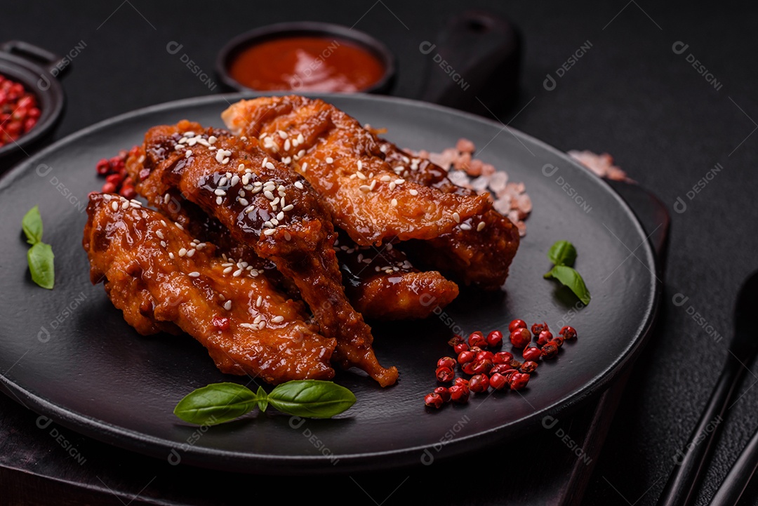 Delicioso filé de frango fatiado e assado com molho teriyaki, sal, especiarias e sementes de gergelim