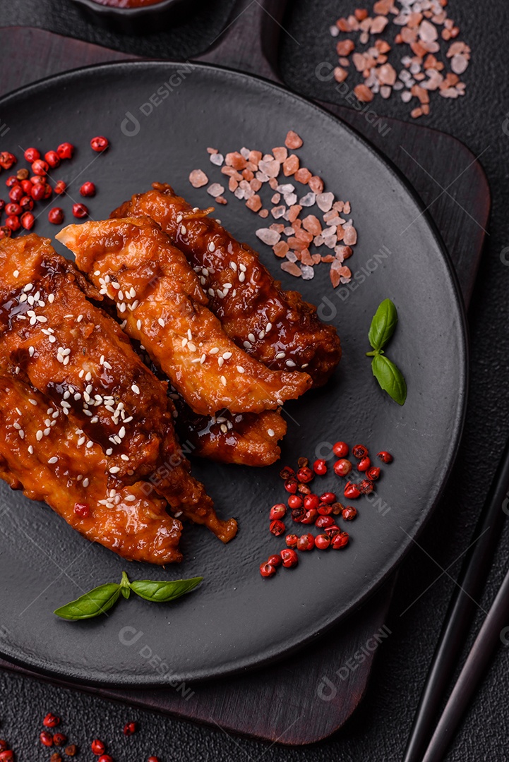 Delicioso filé de frango fatiado e assado com molho teriyaki, sal, especiarias e sementes de gergelim