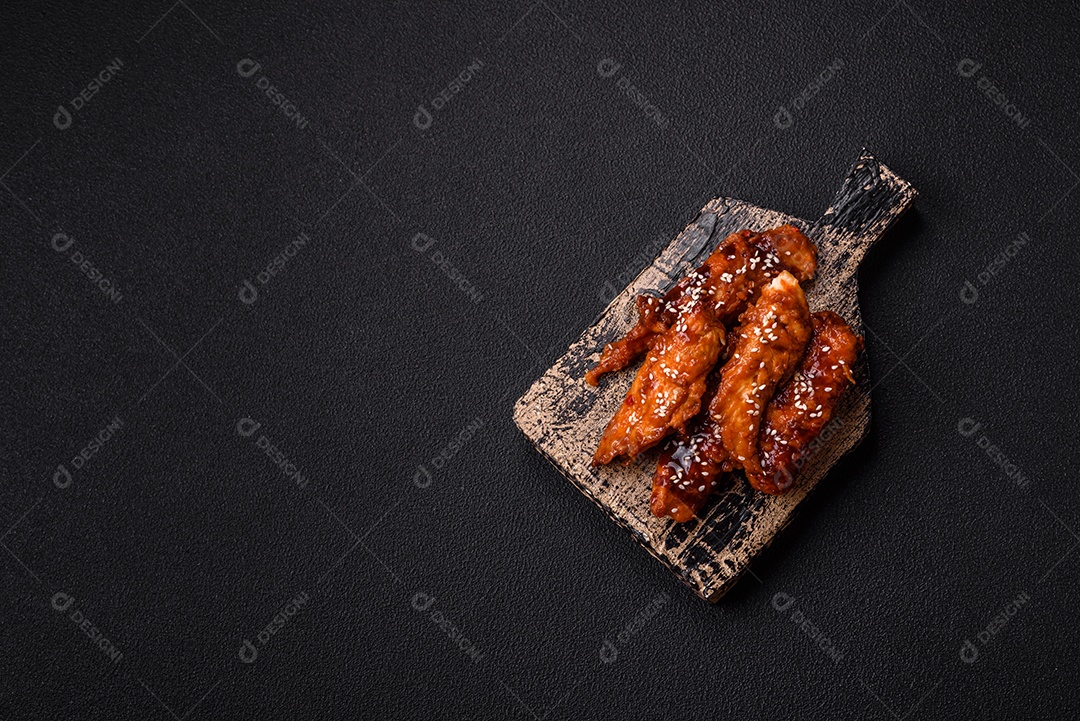 Delicioso filé de frango fatiado e assado com molho teriyaki, sal, especiarias e sementes de gergelim