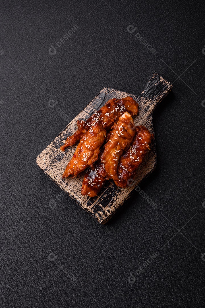 Delicioso filé de frango fatiado e assado com molho teriyaki, sal, especiarias e sementes de gergelim