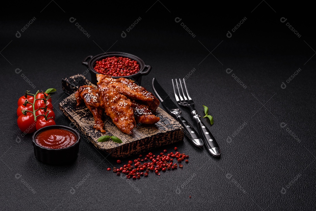 Delicioso filé de frango fatiado e assado com molho teriyaki, sal, especiarias e sementes de gergelim