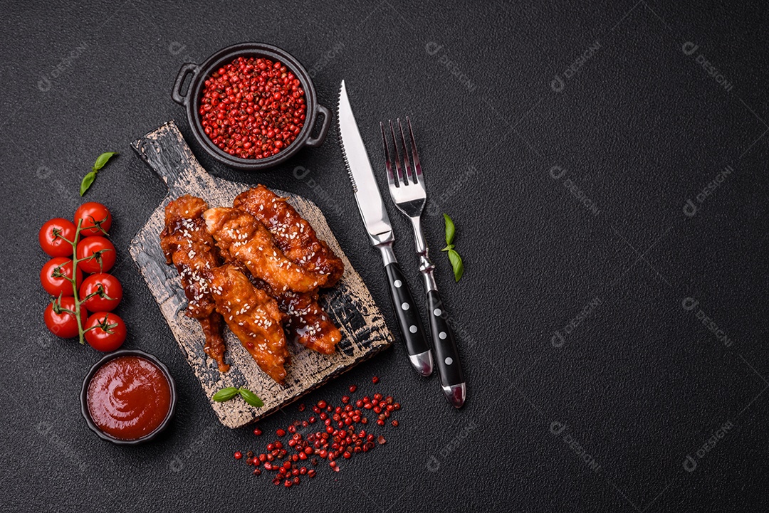 Delicioso filé de frango fatiado e assado com molho teriyaki, sal, especiarias e sementes de gergelim