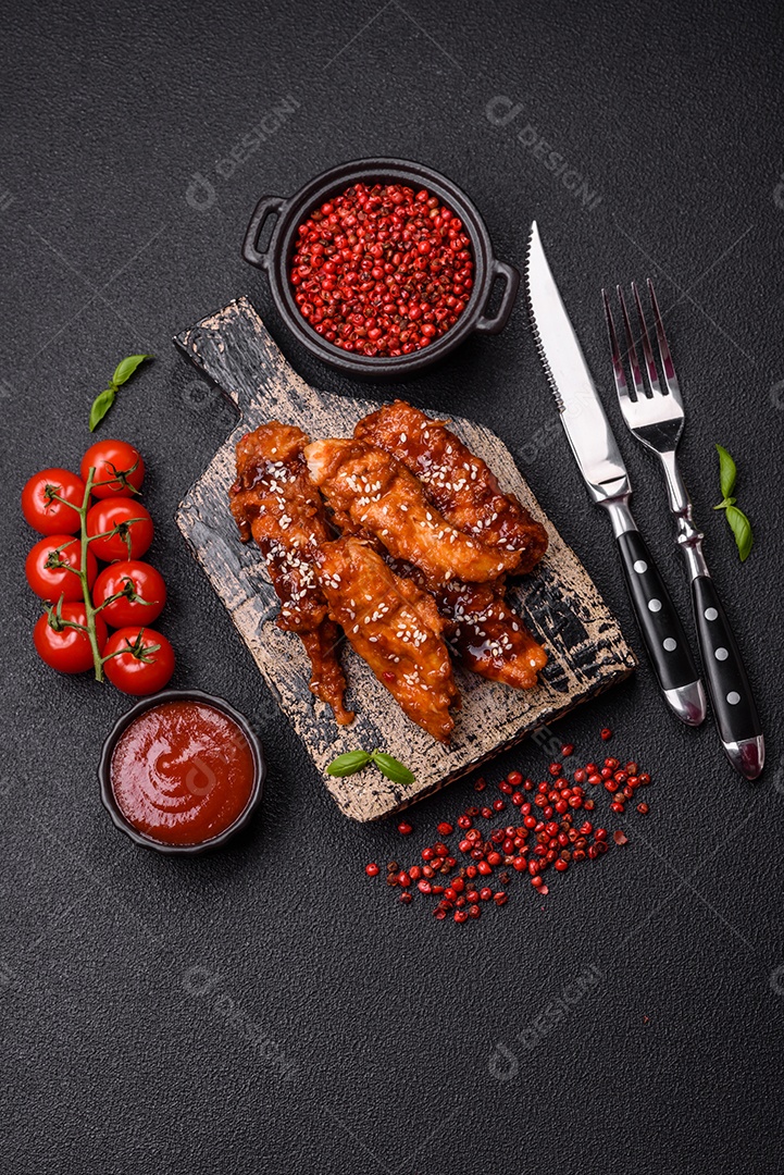 Delicioso filé de frango fatiado e assado com molho teriyaki, sal, especiarias e sementes de gergelim