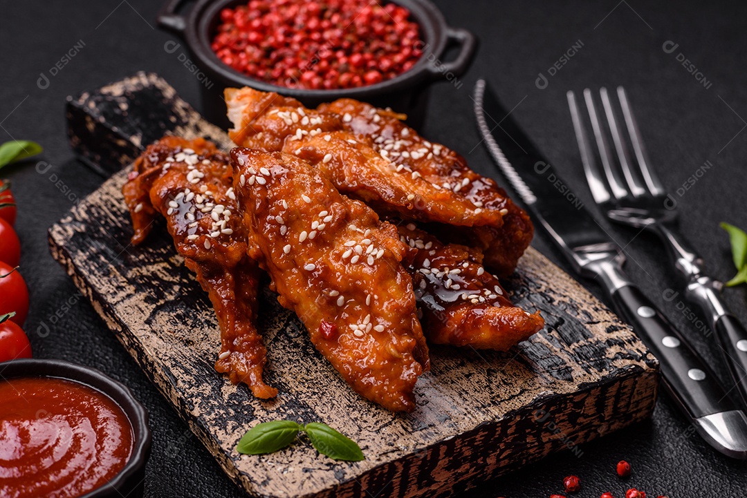 Delicioso filé de frango fatiado e assado com molho teriyaki, sal, especiarias e sementes de gergelim