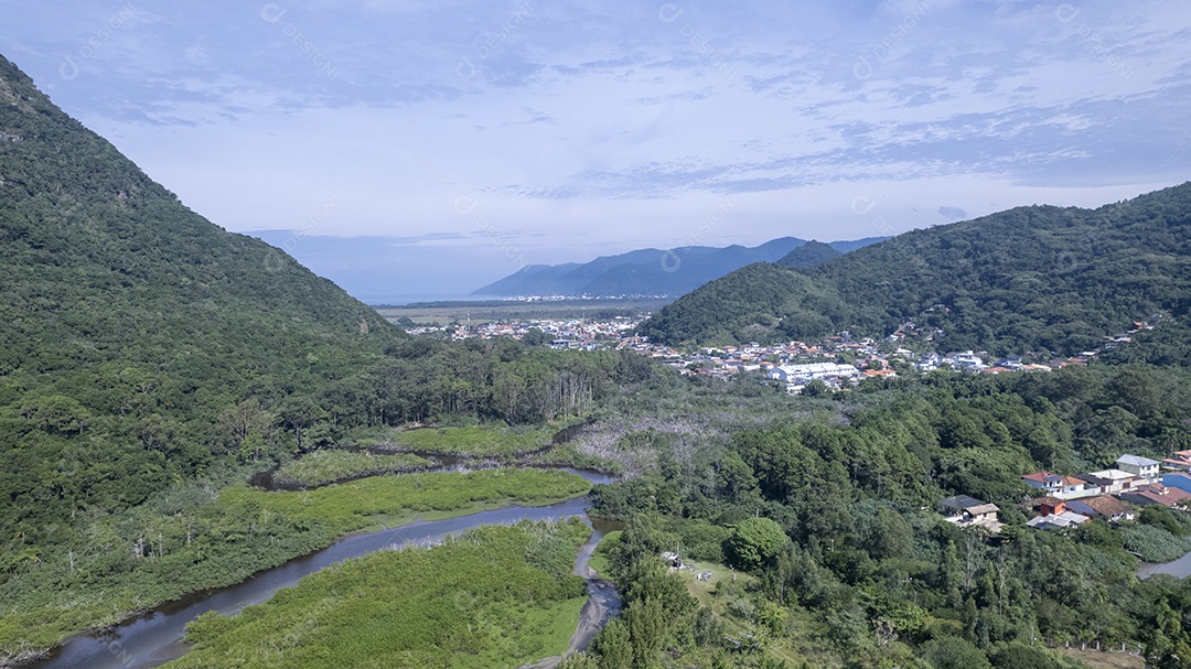 Vista linda da natureza com um pequena cidade de fundo