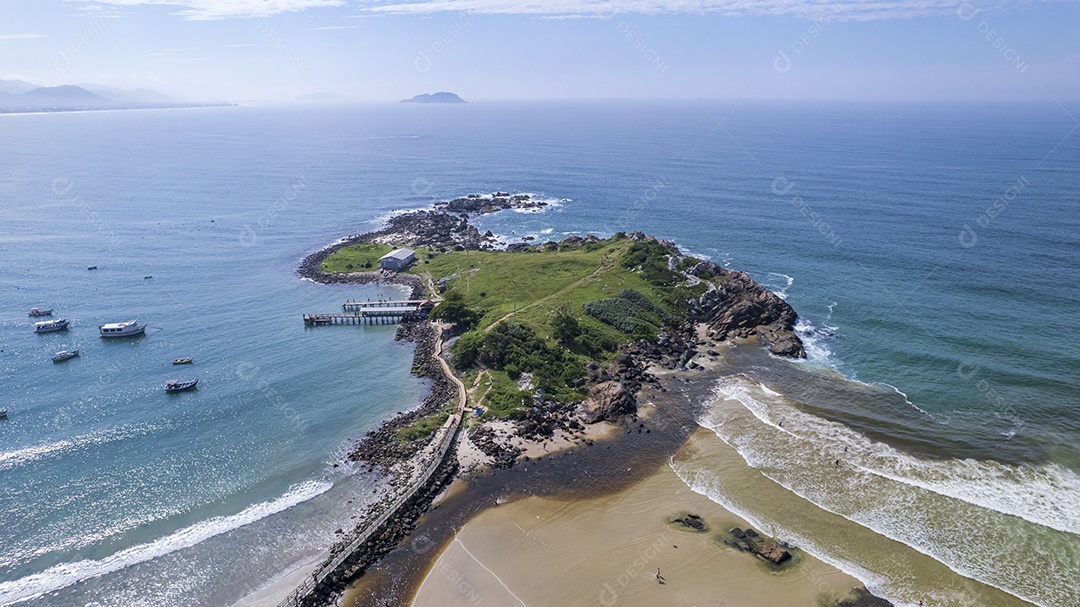Vista maravilhosa de uma praia